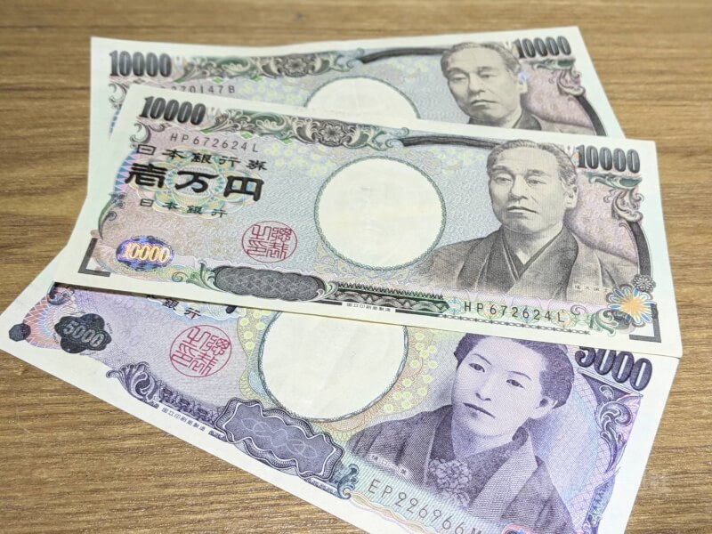 新版萬圓紙鈔正面肖像是「日本資本主義之父」澀澤榮一，是繼1984年從聖德太子變成福澤諭吉後，時隔40年再度變更。圖為現行1萬日圓及5000日圓。（中央社）