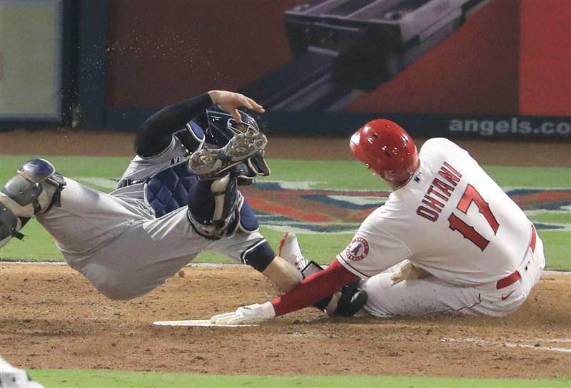 MLB天使日籍「二刀流」好手大谷翔平(右)8月31日單場兩次盜壘成功。(共同社)