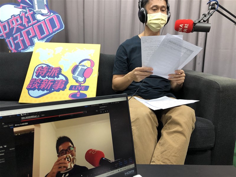 中央社Podcast節目「特派談新事」推出紀念911事件20週年企劃,由曾見證911事件的前中央社駐華盛頓特派員廖漢原(右),與現任駐紐約特派員尹俊傑(前螢幕)越洋對談。(中央社)