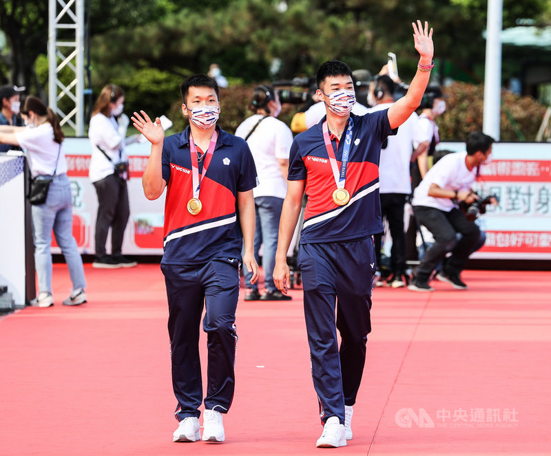 台灣英雄凱旋派對1日下午在總統府登場,現場並安排代表台灣出征東京奧運的運動好手們走上星光紅毯,羽球男雙金牌組合「麟洋配」李洋(前左)、王齊麟(前右)一同現身。中央社記者鄭清元攝 110年9月1日