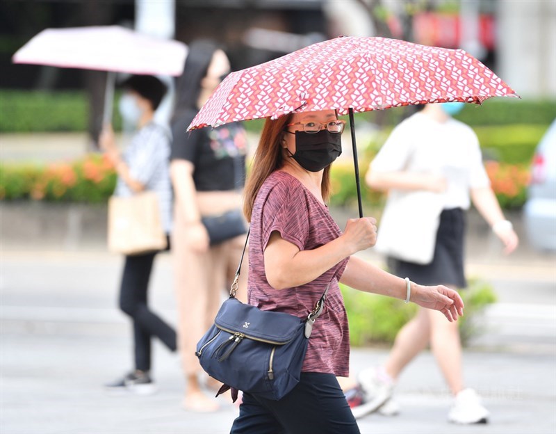 中央氣象局表示,各地高溫預估32至35度。(中央社檔案照片)