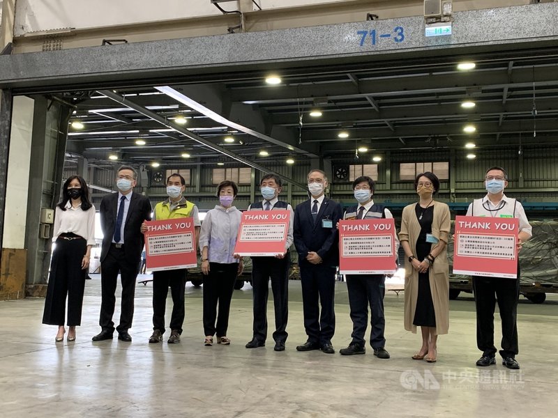 首批約93萬劑BNT疫苗2日抵台，中央流行疫情指揮中心指揮官陳時中（中）、台積電慈善基金會董事長張淑芬（左4）、慈濟基金會執行長顏博文（右4）接機後與後方疫苗合影。中央社記者葉臻攝 110年9月2日