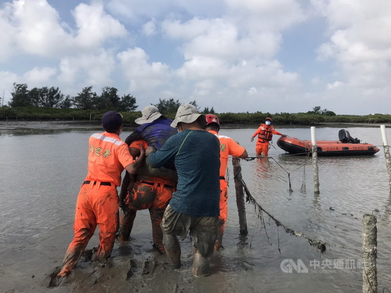 海巡署中部分署第四岸巡隊1日下午在嘉義縣布袋鎮龍宮溪出海口旁泥灘,及時救援半身沉陷泥中的老婦人,圖為海巡人員揹負婦人脫困。(第四岸巡隊)中央社記者蔡智明傳真 110年9月2日