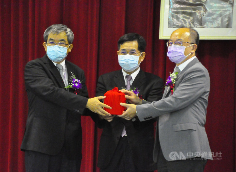 國家教育研究院代理院長、教育部次長蔡清華(左),2日下午將印信交接給新任國家教育研究院長林崇熙(右),由教育部長潘文忠(中)監交。中央社記者黃旭昇新北攝 110年9月2日
