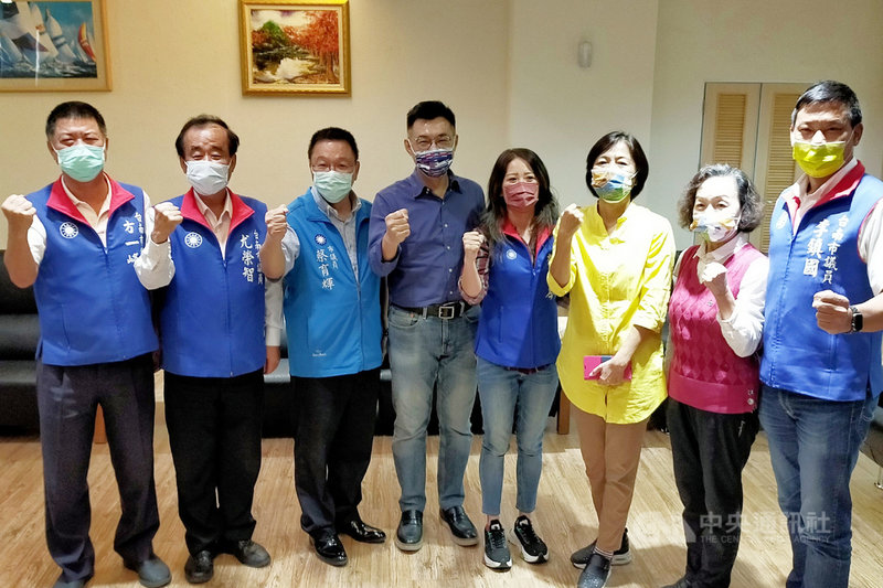中國國民黨主席江啟臣(左4)2日到位於新營區的台南市議會民治議事廳拜會國民黨議會黨團。中央社記者楊思瑞攝 110年9月2日