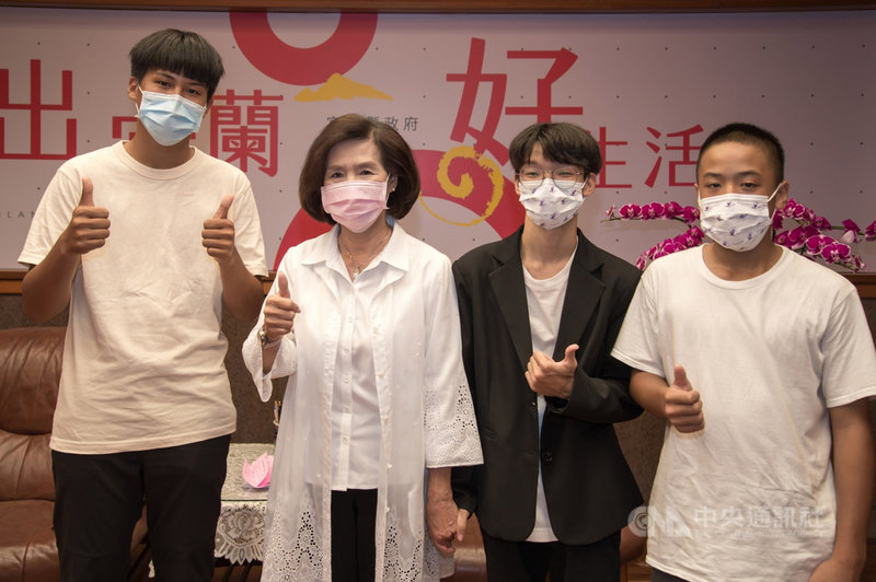 宜蘭縣王博右(右2)、陳宇(左)、豐恩騏(右)3名學子榮獲「2021年總統教育獎」,縣長林姿妙(左2)2日頒發獎勵金表揚。(宜蘭縣政府提供)中央社記者王朝鈺傳真 110年9月2日