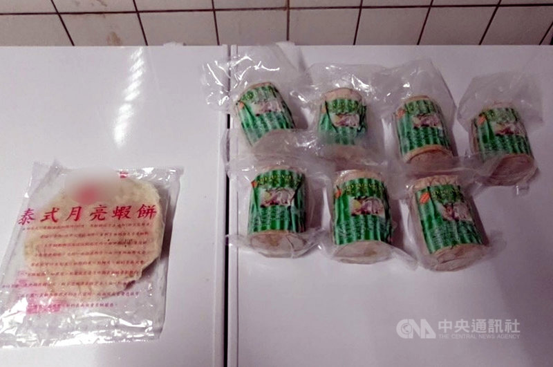 防堵非洲豬瘟,移民署台東專勤隊2日查獲來路不明的泰式月亮蝦餅(左)及越南火腿(右),封緘送驗。(台東專勤隊提供)中央社記者盧太城台東傳真 110年9月2日