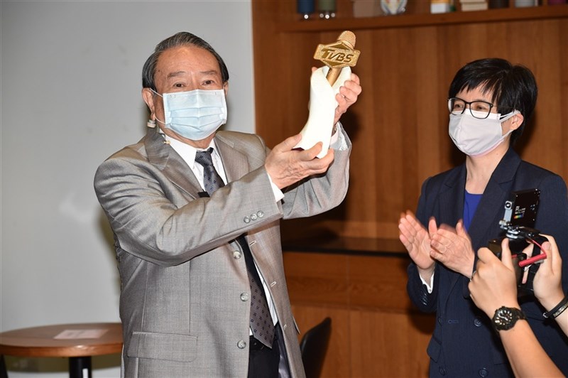 「氣象先生」任立渝(左)光榮退休,6月從TVBS新聞部副總詹怡宜(右)手中接下TVBS金麥克風獎盃。(TVBS提供)