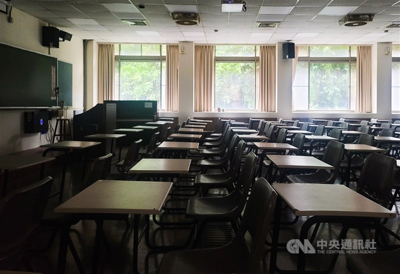 台北市副市長蔡炳坤指出,北市府已訂定大學防疫指引,包含實名制上課、固定座位、落實點名等。(中央社檔案照片)