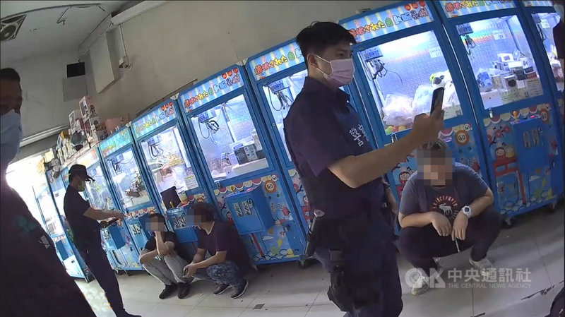 雲林縣警局斗六分局8月30日接獲線報，有詐欺集團成員進入轄區，預備在斗六市圓環一帶提領詐騙款項，立即動員警力至圓環附近尋找及圍捕，發現周嫌等7人在火車站前夾娃娃機店集結。（斗六分局提供）中央社記者蔡智明傳真  110年9月2日