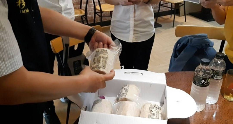 基隆市專勤隊和機動隊日前到桃園市一間越南食品專賣店稽查時,移民官眼尖發現桌上有多張退貨單,立即趕赴超商攔截,查扣越南圓柱火腿共3公斤。(基隆市專勤隊提供)中央社記者王朝鈺傳真 110年9月2日