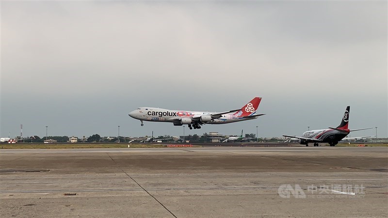 台灣向德國原廠採購的首批輝瑞BNT疫苗2日凌晨運抵桃園國際機場,經檢驗封緘作業後,預計9月中開始供年輕族群施打。中央社記者葉臻攝 110年9月2日