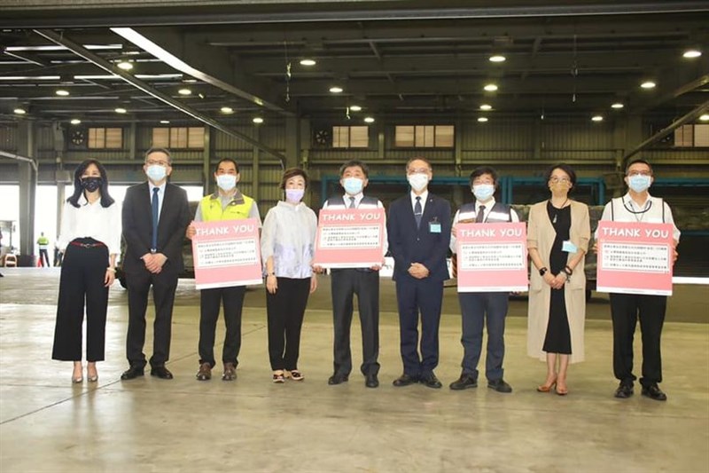 行政院長蘇貞昌2日表示,非常感謝台積電、鴻海永齡與慈濟共同捐贈BNT疫苗,第一批共93萬劑已抵達台灣。(圖取自facebook.com/gogogoeball)