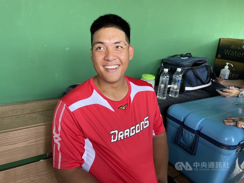 中職味全龍隊具旅美資歷的捕手吉力吉撈.鞏冠(圖)先前以指定打擊身分出賽,2日比賽後半段移到捕手位置,3日首度先發蹲捕出賽、與投手王維中搭配,他笑說,還是喜歡先發蹲捕,「我熱愛這個工作」。中央社記者謝靜雯攝 110年9月3日
