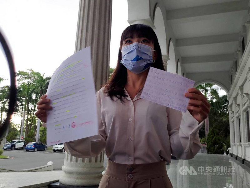 無黨籍高雄市議員黃捷接種COVID-19高端疫苗,卻接到充斥羞辱字眼恐嚇信,目前鳳山警分局已為黃捷製作筆錄、受理報案,黃捷3日表示,病毒才是敵人,不是疫苗和打疫苗的人,盼遏止歪風。中央社記者蔡孟妤攝 110年9月3日