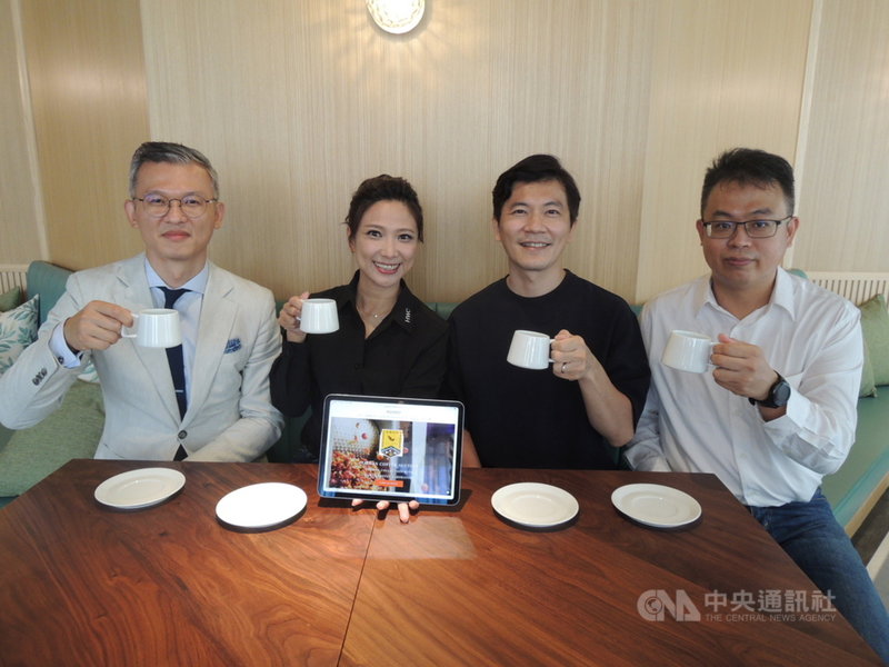台灣咖啡首次參與國際競標,就創下每磅500.5美元(約新台幣1萬4000元)高價,買家身分3日揭曉,黑沃咖啡創辦人林佩霓(左2)等4名國內咖啡業者合力以最高價標下。中央社記者郝雪卿攝 110年9月3日