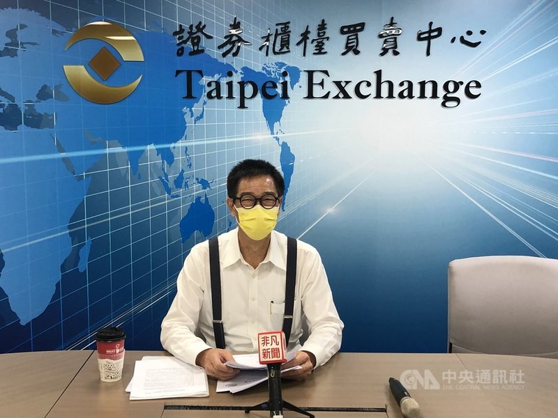 頎邦3日晚間在櫃檯買賣中心舉行重大訊息記者會,說明與晶圓代工廠聯電換股合作案,頎邦董事長吳非艱親自說明。中央社記者鍾榮峰攝 110年9月3日