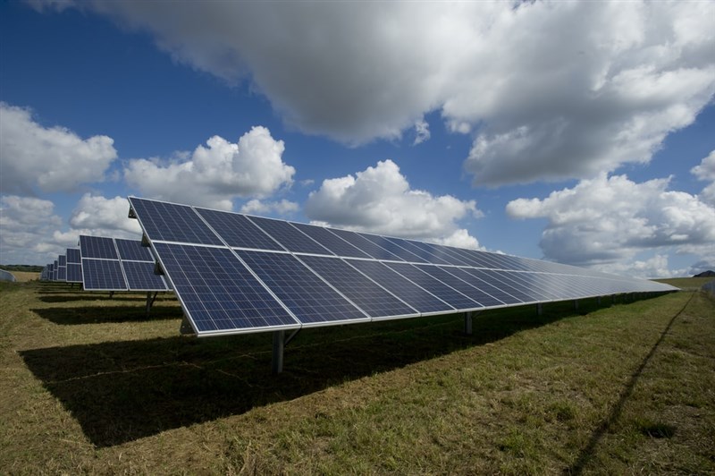 中國指控美國限制其太陽能電池板進口而向世貿組織提告,世貿組織3日裁定駁回,此案由美方獲勝。(圖取自unsplash圖庫)