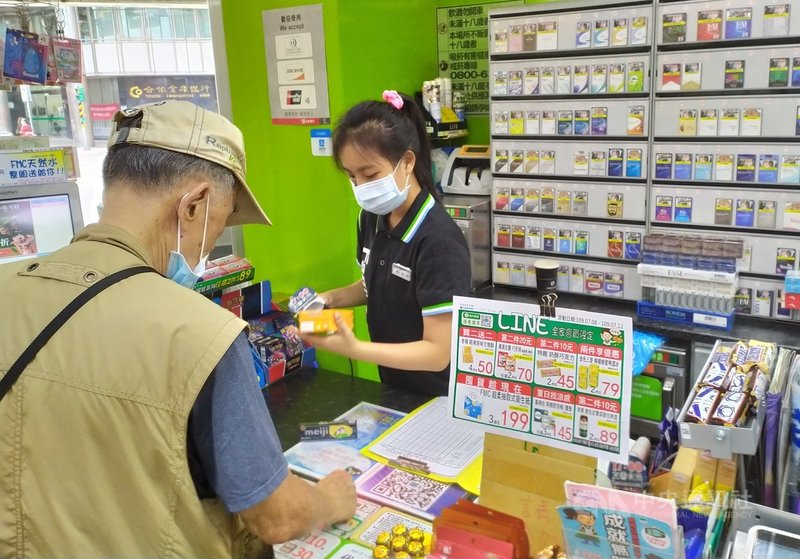 新北市政府教育局3日表示,能仁家商商業經營科建教生顏旖璇(後)參加學校的專業證照專班,精進專業知識,能專注技藝養成並考取證照。(新北教育局提供)中央社記者黃旭昇新北傳真 110年9月3日