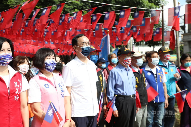 參選國民黨主席的前新北市長朱立倫(前排左3)3日到桃園市中壢區的國旗屋參加九三軍人節慶祝活動,強調國民黨要團結。中央社記者葉臻攝 110年9月3日