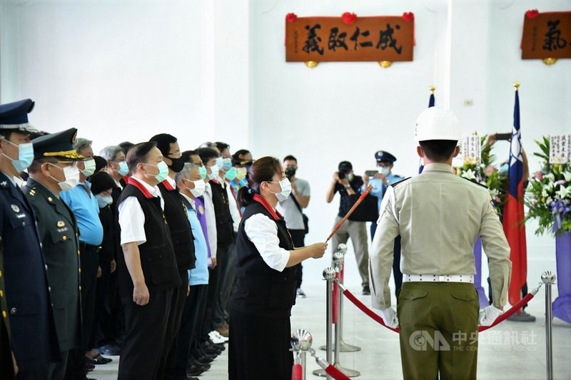 空軍飛官羅尚樺今年3月駕駛F-5E戰機執行訓練任務不幸因公殉職,羅尚樺靈位3日入祀花蓮忠烈祠,花蓮縣長徐榛蔚(中,拿香者)率縣府團隊致祭。(花蓮縣政府提供)中央社記者張祈傳真 110年9月3日