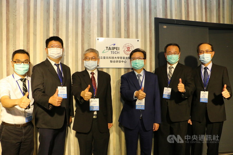 台北科技大學、台北醫學大學3日為聯合研發中心揭牌,北醫大校長林建煌(右3)、北科大校長王錫福(左3)等人出席見證。(北醫大提供)中央社記者陳至中台北傳真 110年9月3日