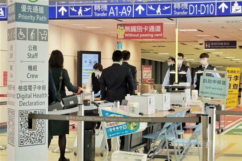 疫情指揮中心3日宣布機組人員防疫檢疫加嚴提前上路,3日起無論是否完整接種疫苗,機組人員入境皆須進行5至7天的隔離檢疫。(中央社檔案照片)