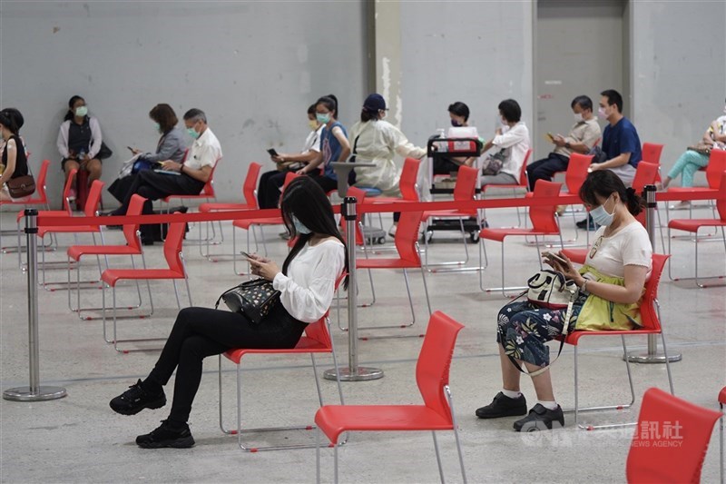 指揮中心日前宣布增加開放23歲至28歲民眾施打AZ疫苗,3日上午10時起開放預約。圖為民眾2日在花博大型疫苗接種站,施打第2劑AZ疫苗。中央社記者徐肇昌攝 110年9月2日