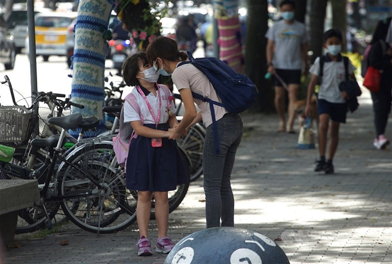 本週開學日,許多小一新生在校門口大哭不願與家長分開,臨床心理師陳品皓在新書中解析孩子分離焦慮的原因。(示意圖/中央社檔案照片)