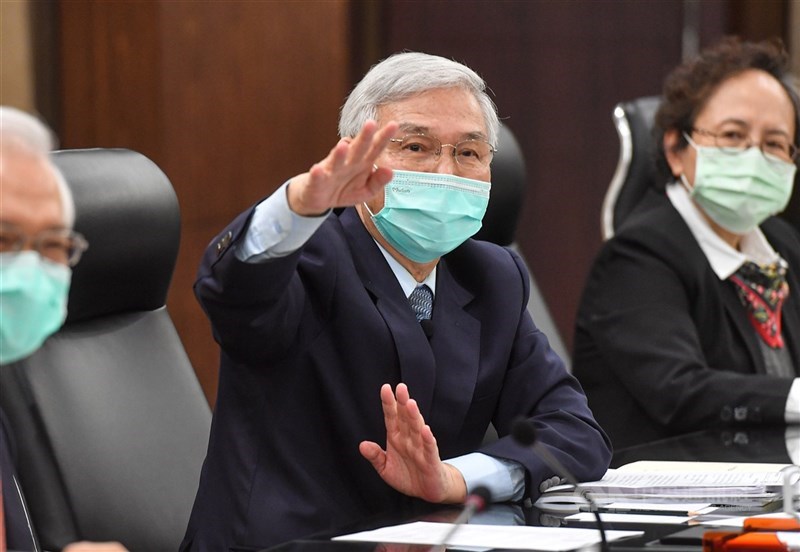 環球金融雜誌2021年全球主要國家央行總裁評比出爐,中央銀行總裁楊金龍(中)與美國聯準會主席鮑爾一同拿下「A-」成績。(中央社檔案照片)