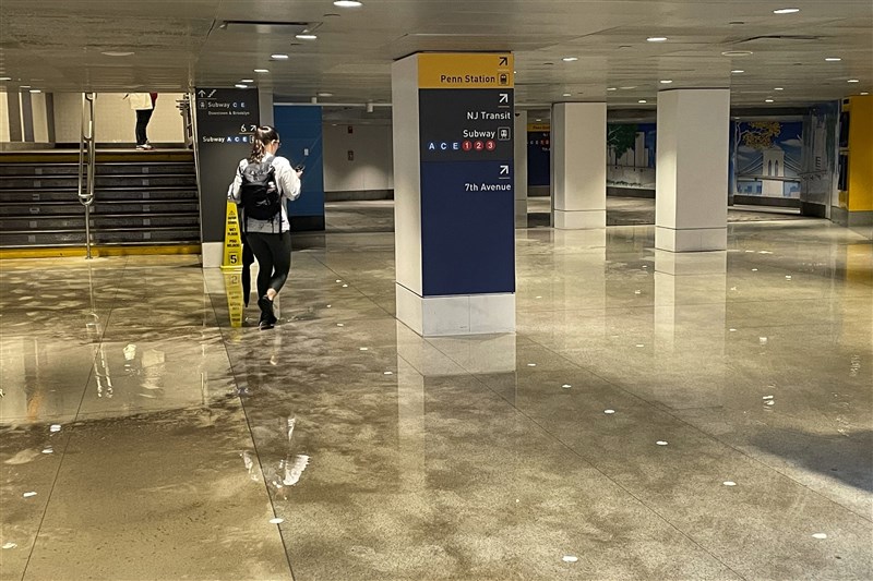 颶風艾達殘留雲系1日晚間掃過紐約,但是警報來遲使民眾措手不及。圖為1日紐約賓夕法尼亞車站因暴雨而淹水。(美聯社)