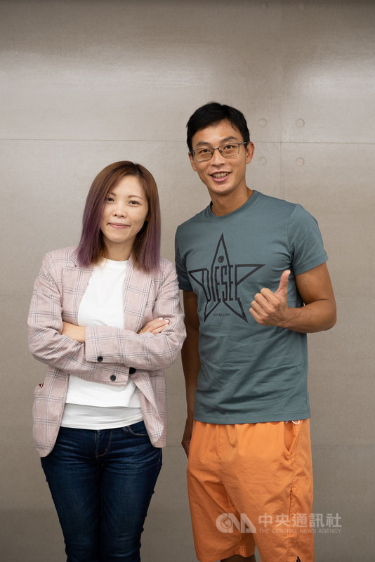 網球一哥盧彥勳(右)受邀擔任中央社Podcast節目「空中小客廳」開台首集嘉賓,在節目中暢談此次東京奧運過程的艱辛。圖左為節目主持人張若瑤。中央社記者吳桓中攝 110年9月3日
