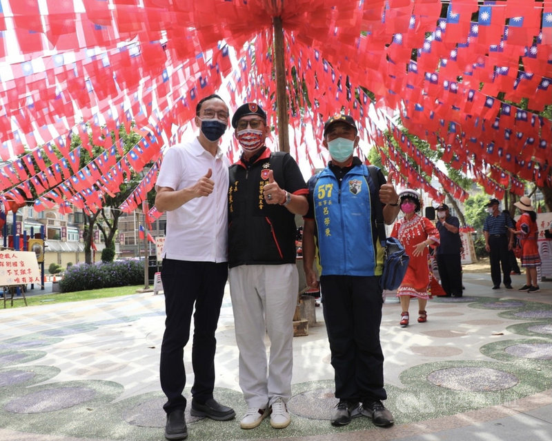 參選國民黨主席的前新北市長朱立倫(左)3日出席桃園慶祝九三軍人節活動,與地方人士合影。中央社記者葉臻攝 110年9月3日