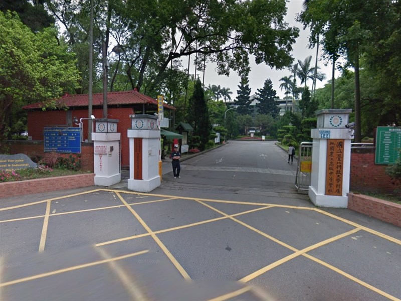 染疫機師傳染給就讀桃園北科附工的兒子,桃園市長鄭文燦3日表示,北科附工全校停課至16日,全員PCR採檢。圖為桃園北科附工校門口。(圖取自Google地圖網頁google.com)