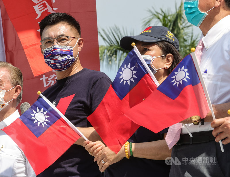 「慶祝九三軍人節—中華民國全民各界暨在野聯盟緬懷蔣公暨先烈活動」3日在中正紀念堂自由廣場牌樓前舉行,國民黨主席江啟臣(左)出席致詞,向國軍致上最高敬意。中央社記者謝佳璋攝 110年9月3日