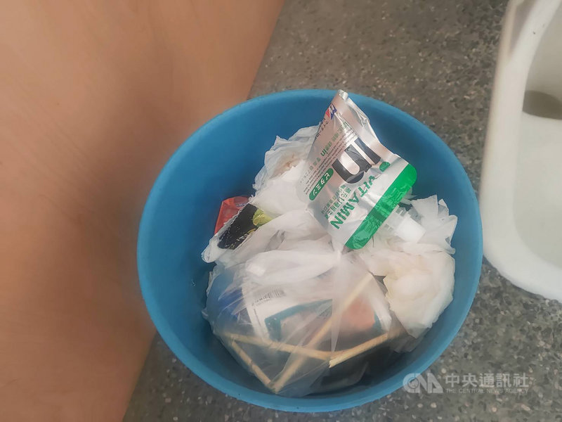 國內防疫封山期間,玉山國家公園管理處好不容易清除大量垃圾,不料如今部分開放後不久,垃圾已無所不在,連只能放衛生紙的排雲山莊廁所垃圾桶,都被泡麵碗等各式垃圾塞爆。玉管處持續呼籲山友把垃圾帶下山。(玉管處提供)中央社記者蕭博陽南投縣傳真 110年9月4日