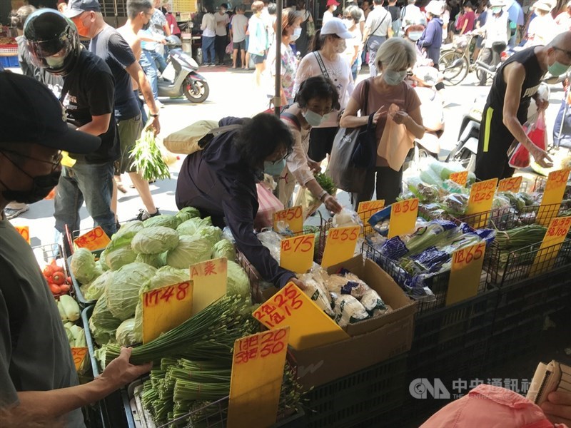國內COVID-19疫情趨緩,不少民眾4日上午趁著好天氣,前往傳統市場採買蔬菜。中央社記者徐肇昌攝 110年9月4日