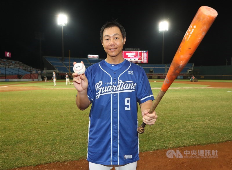 中職富邦悍將隊林益全4日達成生涯200轟里程碑,為中職史上第3人。他賽後直呼,「真的很開心,從來沒想過可以達成。」並開心拿著200轟的球與棒子合影。中央社記者張新偉攝 110年9月4日
