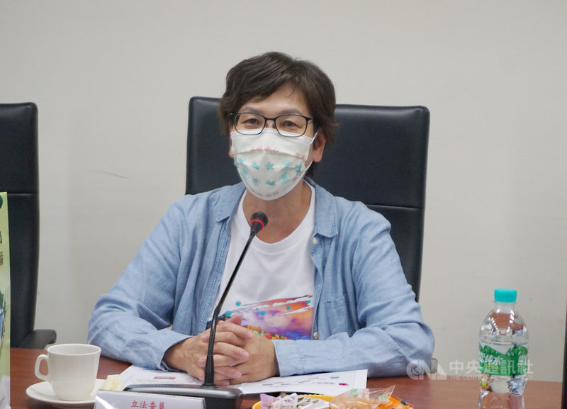 民眾黨立委蔡壁如4日表示,民眾黨發起的公投案因COVID-19(2019冠狀病毒疾病)疫情影響延到12月18日登場,因此她利用立法院開議前的時間到各地展開宣導,首站造訪金門。中央社記者黃慧敏攝 110年9月4日