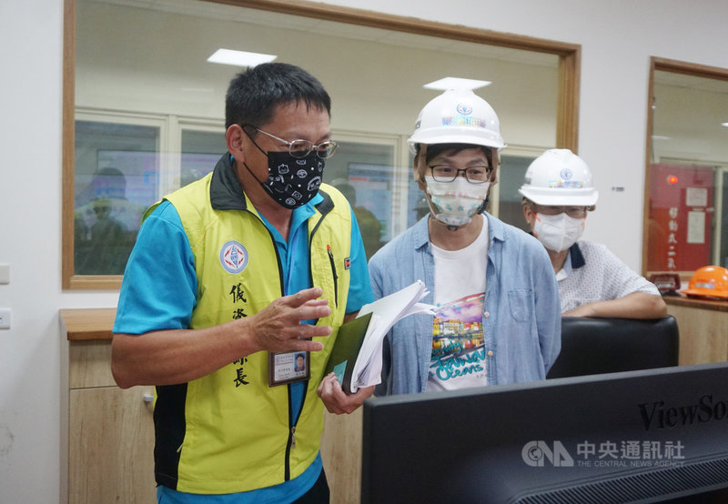 民眾黨立委蔡壁如(左2)4日到金門展開公投宣講,她表示,塔山電廠擁有全台最完備的智慧電網,以及最大的儲能系統,綠能轉型做得不錯;若全台綠能發展都能跟上,相信可以達到民眾黨不啟動核四的主張。中央社記者黃慧敏攝 110年9月4日