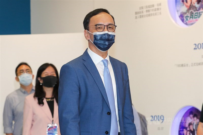 國民黨主席選舉25日將舉行,4日下午在台北舉辦唯一一場電視政見發表會。前黨主席朱立倫(中)申論時指出,國民黨有很多理想,但現在很多人在問,「你們國民黨為什麼那麼弱、為什麼不能硬一點」,國民黨絕對不能再溫良恭儉讓。中央社記者裴禛攝 110年9月4日