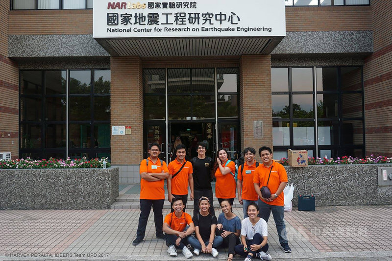 在菲律賓火山暨地震研究所工作的沈妮彩(前右)將前往台大土木工程系攻讀碩士學位。沈妮彩大學時曾赴台灣參加抗震盃國際邀請賽,堅定她研究地震工程的信念。(受訪者提供)中央社記者陳妍君馬尼拉傳真 110年9月4日