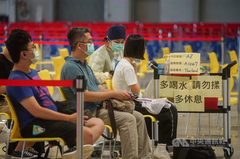 台灣3日新增6例COVID-19確診者,其中2例為本土病例及4例為境外移入。圖為民眾前往台北市花博接種站施打疫苗。(中央社檔案照片)