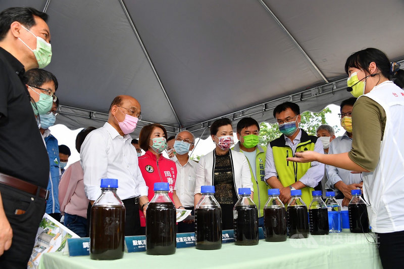 行政院長蘇貞昌(粉色口罩者)4日視察位於屏東的東海豐農業循環園區,這是全球首家取得國際認證的循環經濟模式畜牧園區,聽取導覽簡介。(行政院提供)中央社記者郭芷瑄傳真 110年9月4日