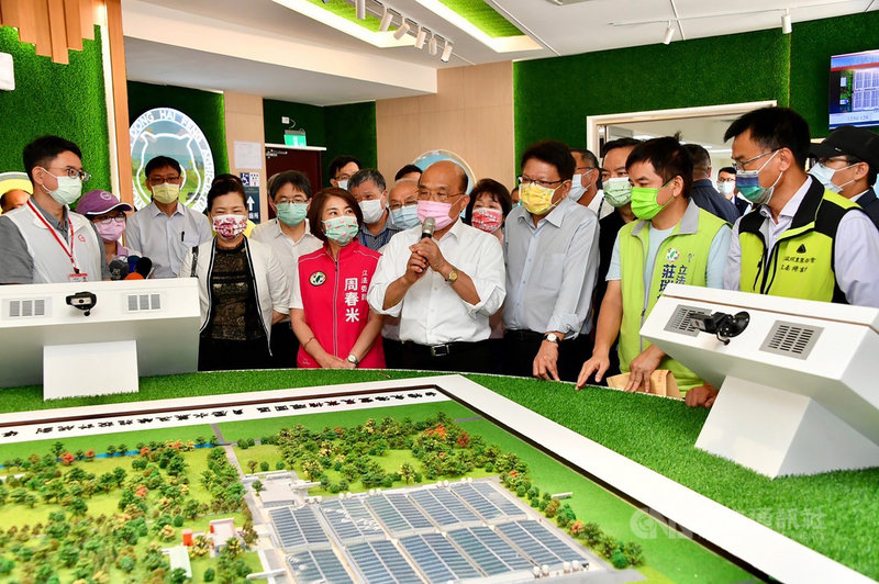 屏東「東海豐農業循環園區」為全球首家取得國際認證的循環經濟模式畜牧園區,行政院長蘇貞昌(前右4)4日與經濟部長王美花(前右6)、農委會主委陳吉仲(前右)及屏東縣長潘孟安(前右3)等人前往視察參觀。(行政院提供)中央社記者郭芷瑄傳真 110年9月4日