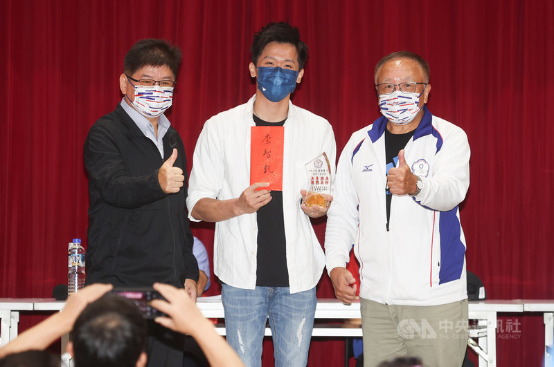 2020東京奧運代表隊表揚大會4日在體育署舉行,體育署副署長洪志昌(左)代表致贈紀念獎座給「鞍馬王子」李智凱(中)。中央社記者謝佳璋攝 110年9月4日