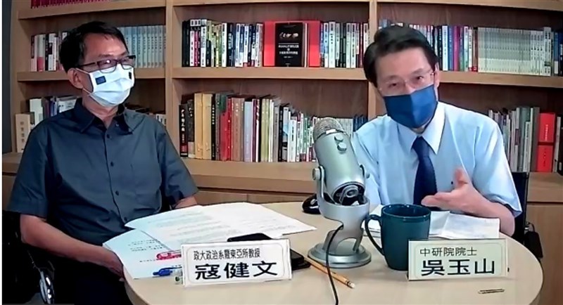 中央研究院院士吳玉山(右)4日表示,中共總書記習近平卸任後,他所推行的「再毛化」政策是否存續,關乎美中衝突程度,若意識形態對立惡化,容易讓中國繼續走習近平路線。左為國立政大國關中心主任寇健文。(翻攝自長風文教基金會視訊會議)中央社記者繆宗翰台北傳真 110年9月4日