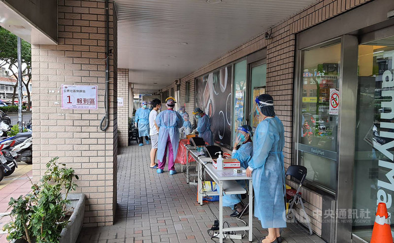 苗栗縣衛生局4日表示,案16120確診機師8月28日返回頭份老家探親,雖於頭份並無公共場域足跡,但縣府以「料敵從寬、禦敵從嚴」原則啟動防疫機制,進行社區快篩,呼籲頭份市成功里12、13及14鄰民眾接受快篩。(民眾提供)中央社記者魯鋼駿傳真 110年9月4日