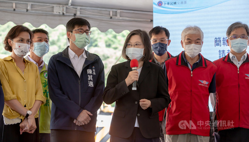 高雄桃源台20線明霸克露橋8月初遭溪水沖斷,總統蔡英文(前中)4日在高雄市長陳其邁(左3)、民進黨立委邱議瑩(左)、許智傑(左2)等前往視察便道工程,期勉中央與地方政府共同合作,尋求根本性的解決方案。(總統府提供)中央社記者溫貴香傳真 110年9月4日