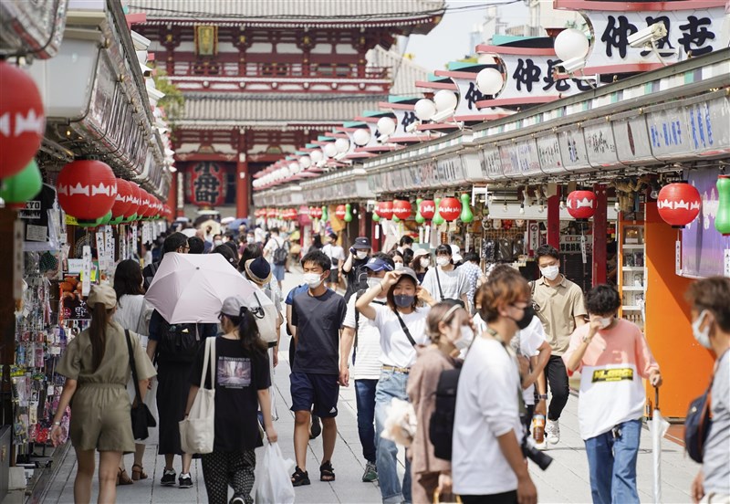 一項調查顯示,在Delta變異株肆虐下,接種兩劑疫苗的保護力仍可達91%,但因為還是存在感染風險,口罩等防疫對策仍不可少。圖為8月23日東京淺草仲見世商店街人潮。(共同社)